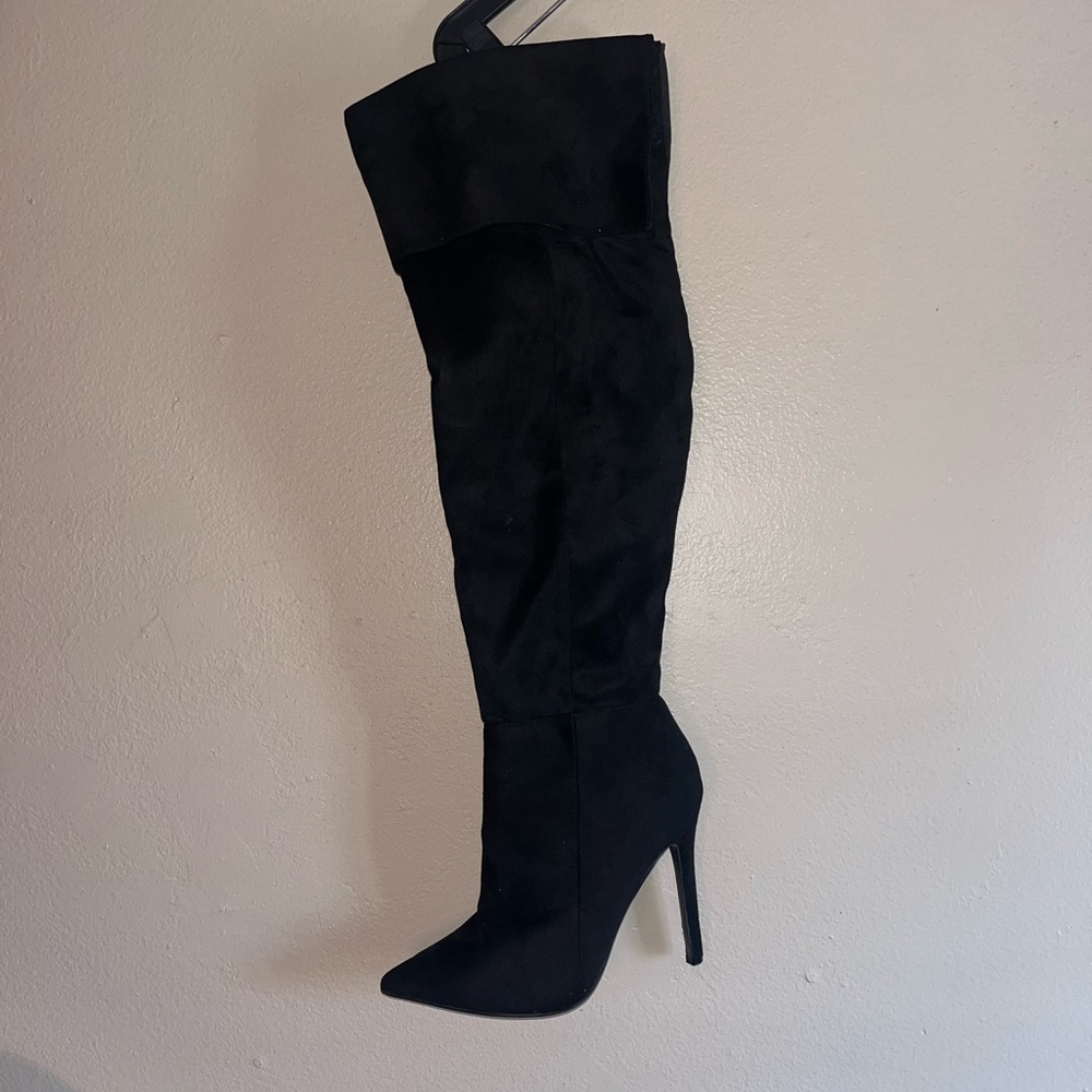 Black 8 1/2 heels, knee height, Zipper on inside